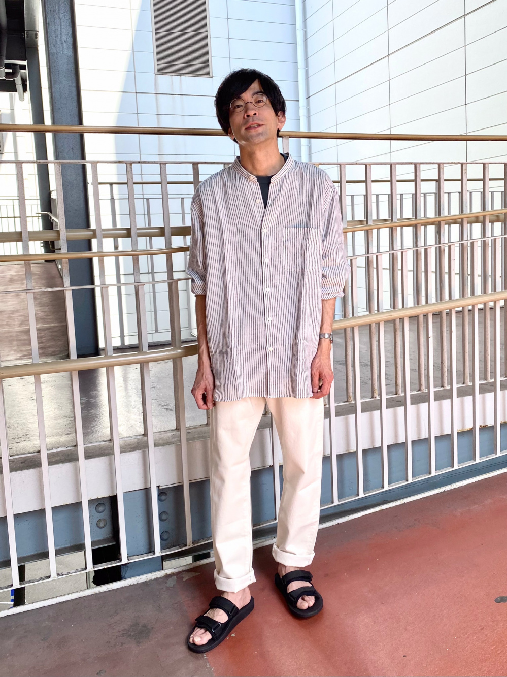 プレミアムリネンスタンドカラーストライプシャツ（長袖）、感動パンツ 