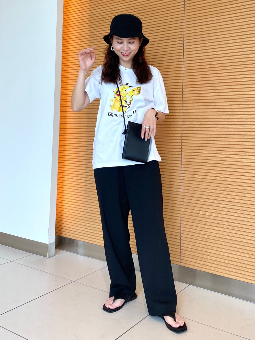 ワイドストレートパンツ 丈標準68 70cm レザータッチミニツールショルダーバッグ の着用コーディネート ユニクロ