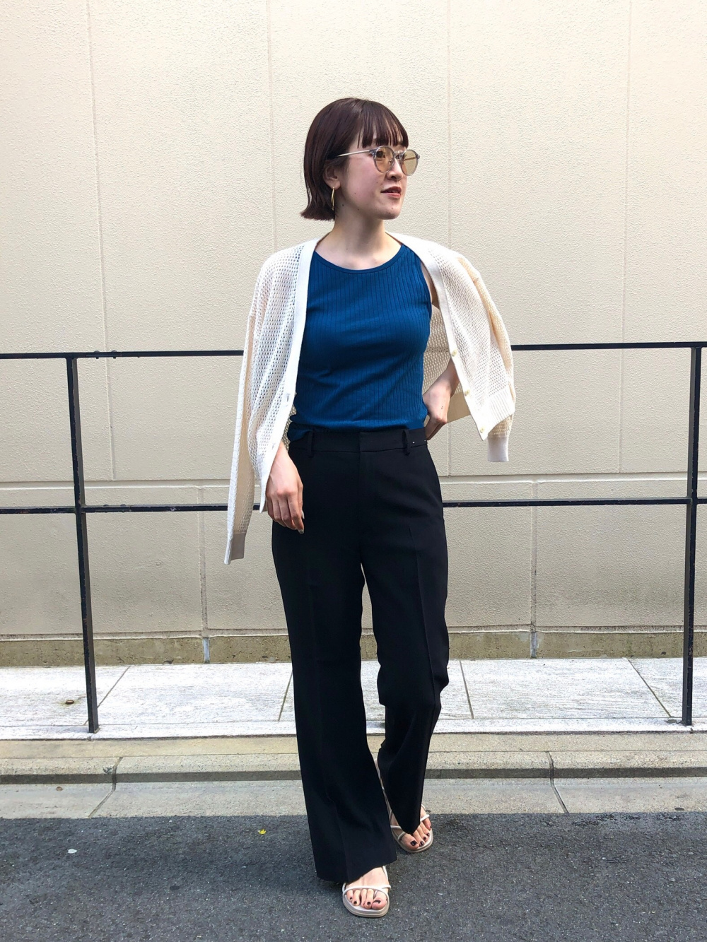 メッシュショートカーディガン 長袖 ドレープフレアパンツ 丈標準68 70cm の着用コーディネート ユニクロ