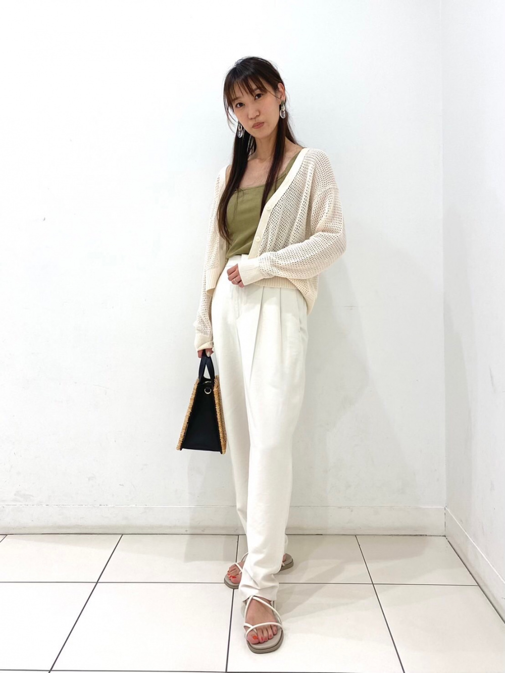 メッシュショートカーディガン 長袖 タックテーパードパンツ の着用コーディネート ユニクロ