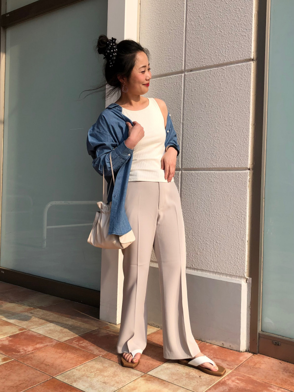 コットンシャンブレーロングシャツ（長袖）（レディース）の着用