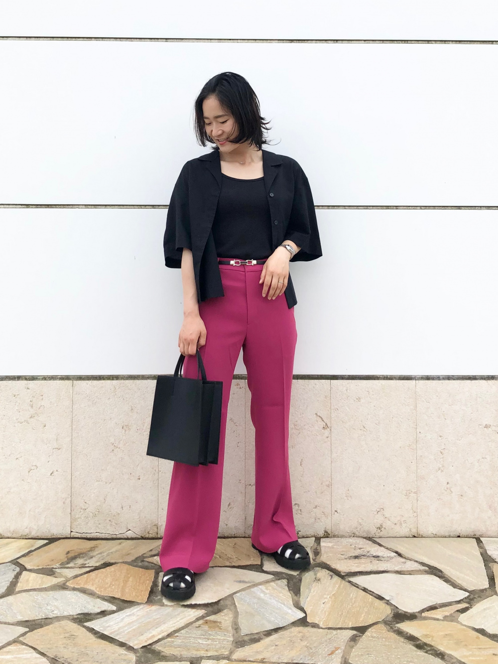 ドレープフレアパンツ 丈標準68 70cm レザータッチスクエアショルダーバッグ の着用コーディネート ユニクロ