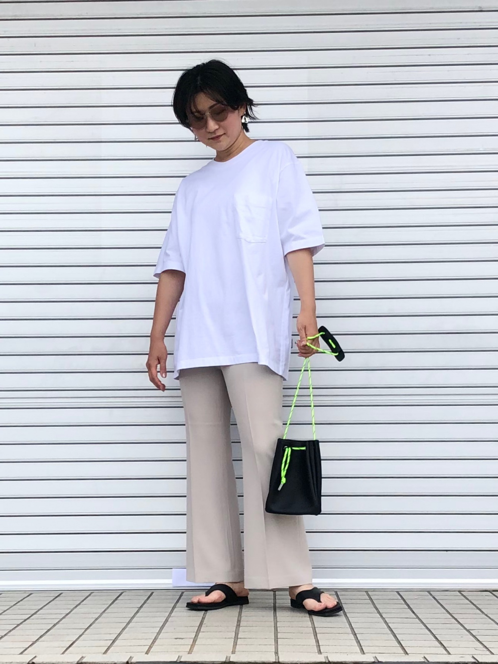 ドレープフレアパンツ 丈標準68 70cm コンフィールタッチトングサンダル の着用コーディネート ユニクロ