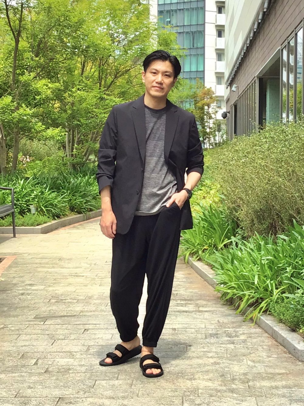 リラックスフィットvネックtシャツ 半袖 感動ジャケット セットアップ可能 の着用コーディネート ユニクロ