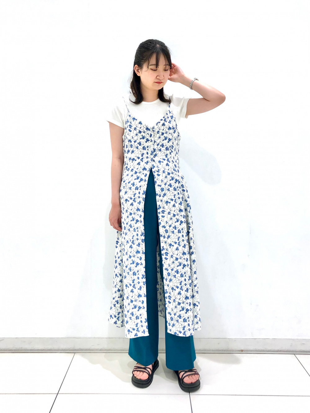 オーバーサイズボーダーTシャツ（5分袖）、ドレープフレアパンツ