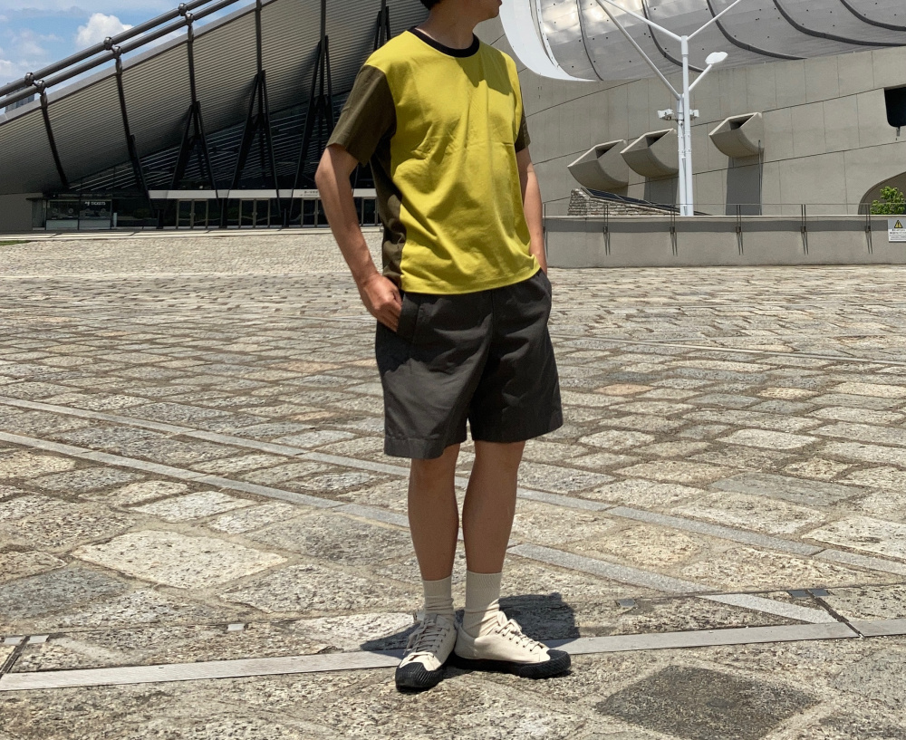 イージーワイドフィットショートパンツ、テープサンダル」の着用