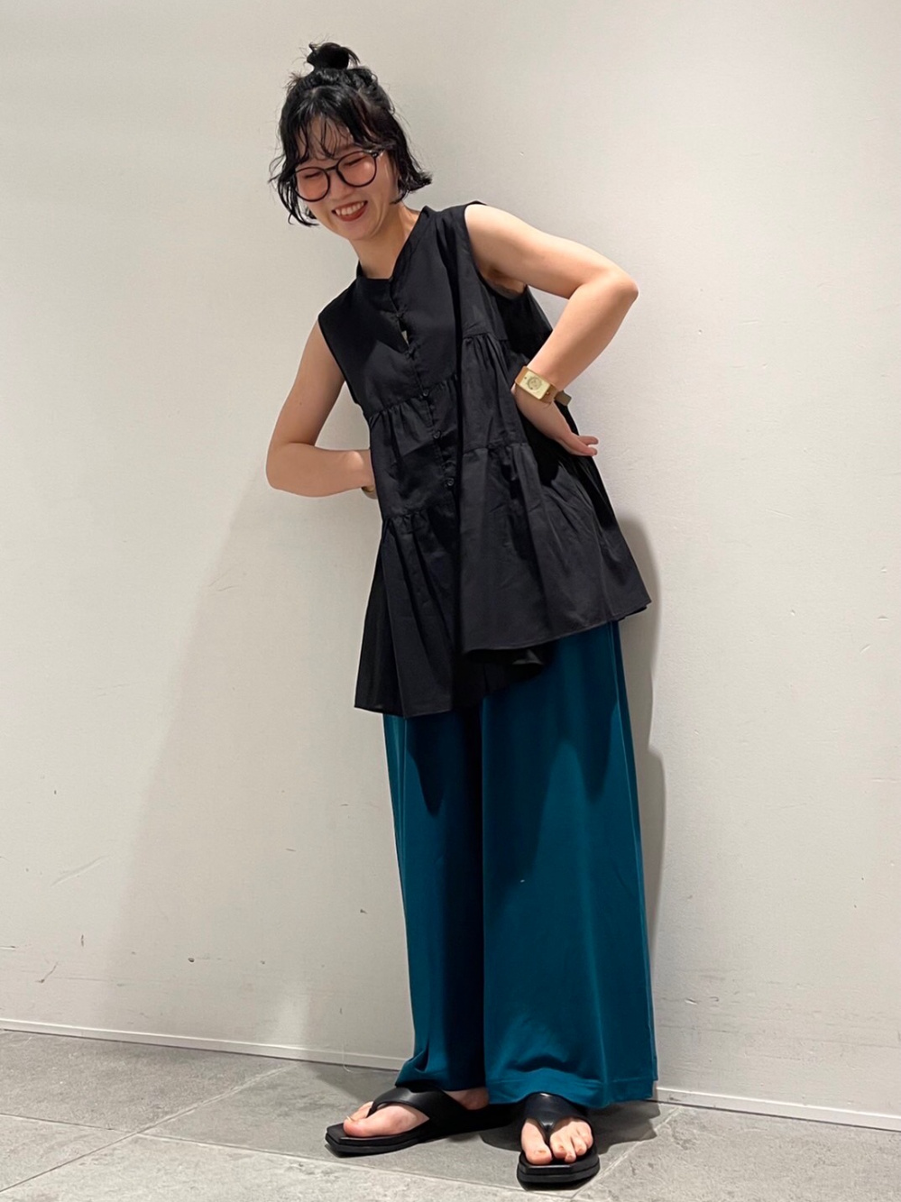 コットンギャザーブラウス ノースリーブ バギージーンズ 丈標準76cm の着用コーディネート ユニクロ