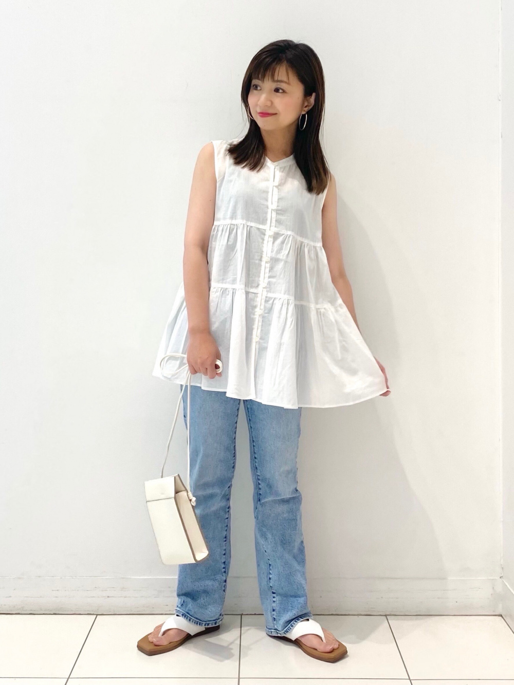 コットンギャザーブラウス ノースリーブ フレアハイライズジーンズ 標準丈73cm の着用コーディネート ユニクロ