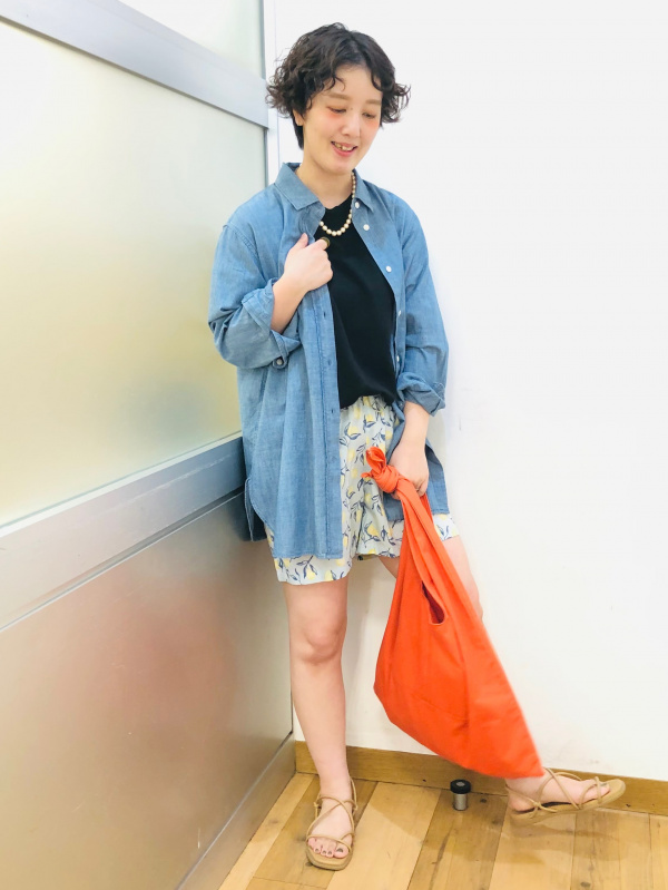 コットンシャンブレーロングシャツ（長袖）（レディース）の着用