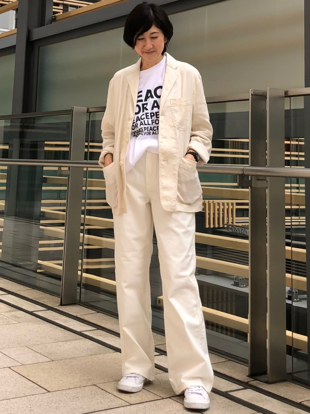 リネンブレンドジャケット、シルフィールジョガーパンツ」の着用