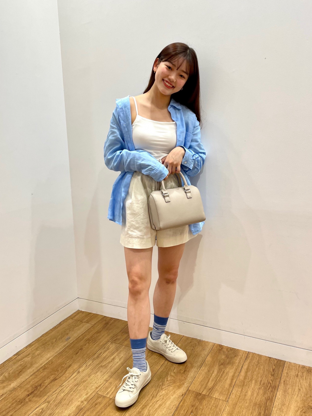 プレミアムリネンシャツ 長袖 リネンコットンショートパンツ 丈9 5cm の着用コーディネート ユニクロ