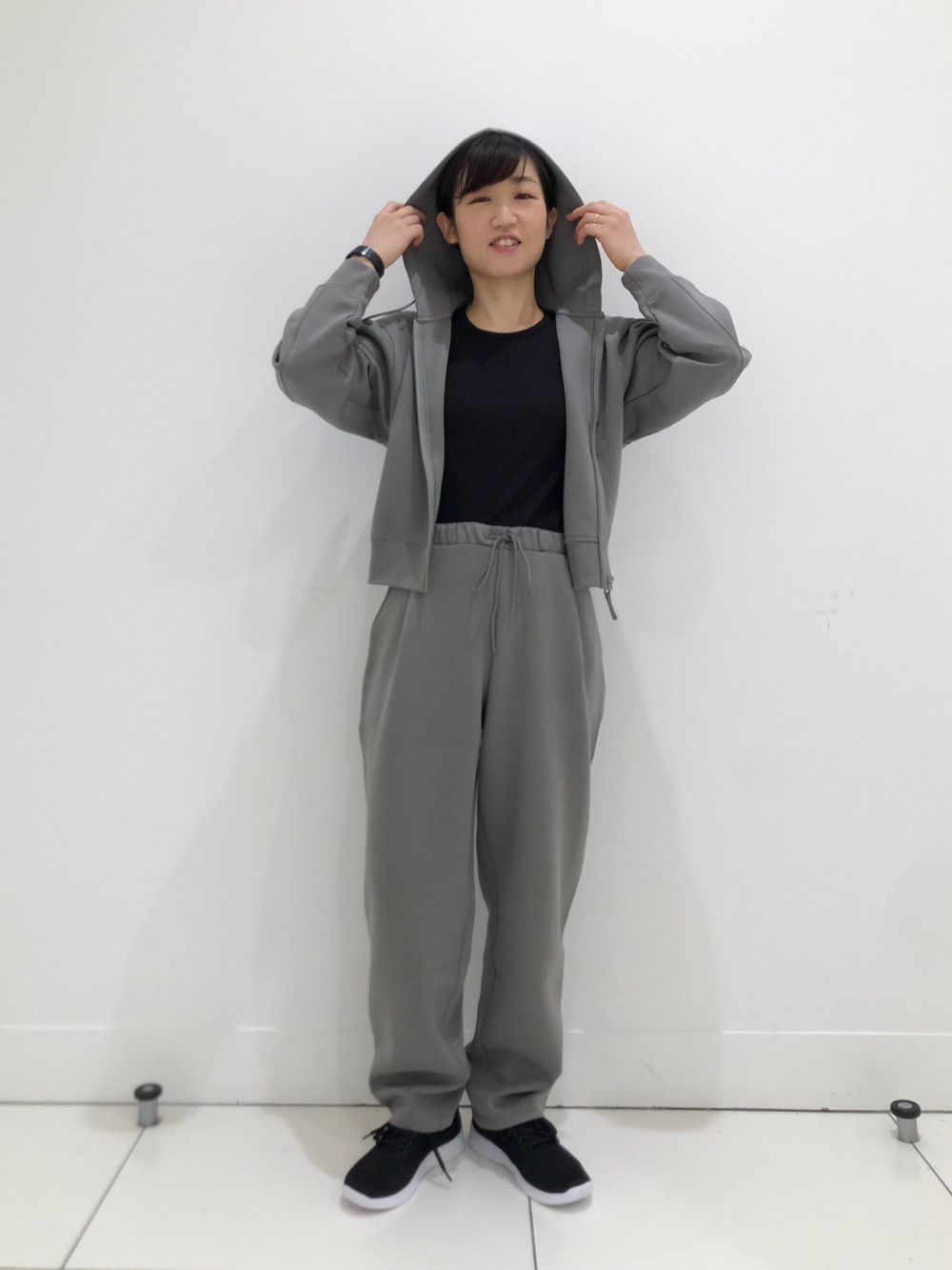 ドライスウェットタックテーパードパンツ 丈標準66 5 68 5cm セットアップ可能 ドライスウェットクロップドフルジップパーカ 長袖 セットアップ可能 の着用コーディネート ユニクロ