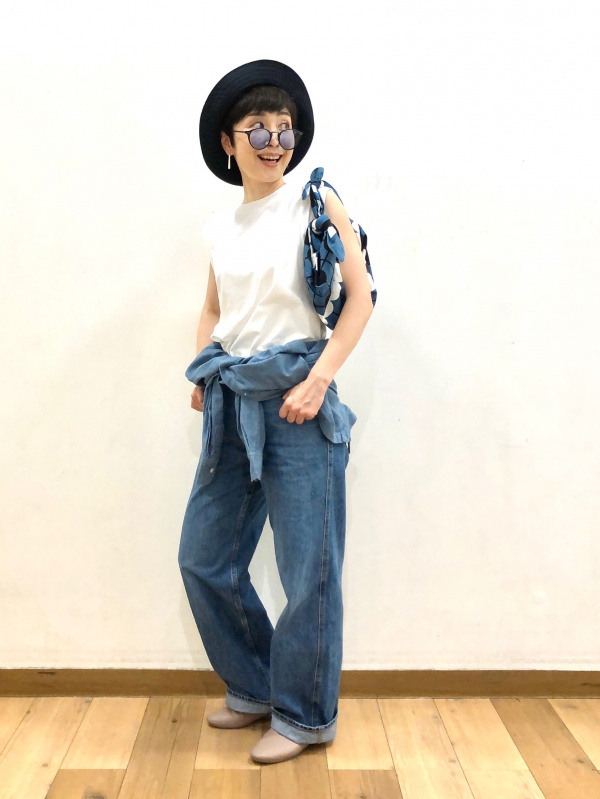 コットンシャンブレーロングシャツ（長袖）（レディース）の着用