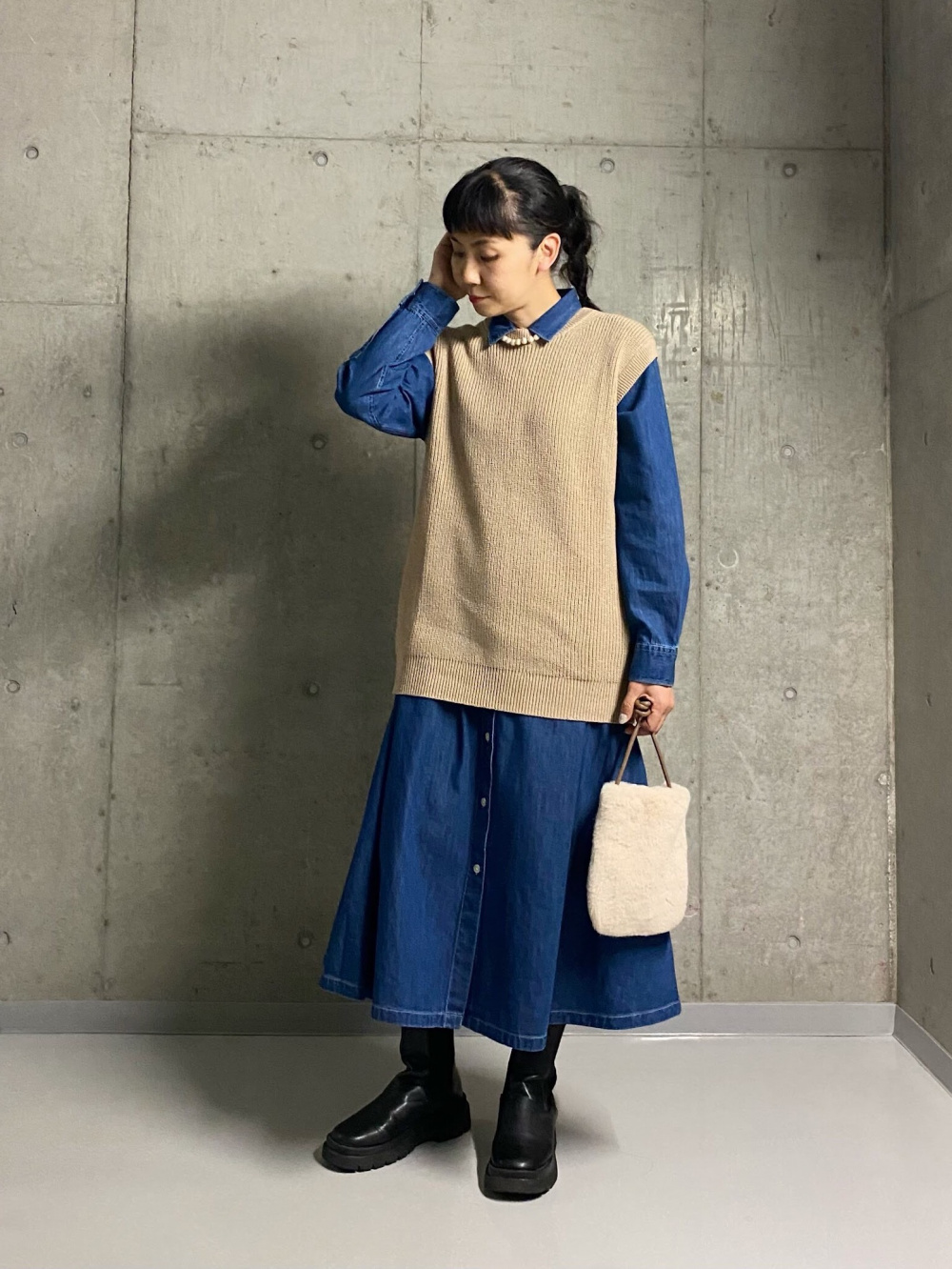 デニムaラインシャツワンピース 長袖 標準丈 111 121cm ミドルゲージクルーネックベスト の着用コーディネート ユニクロ
