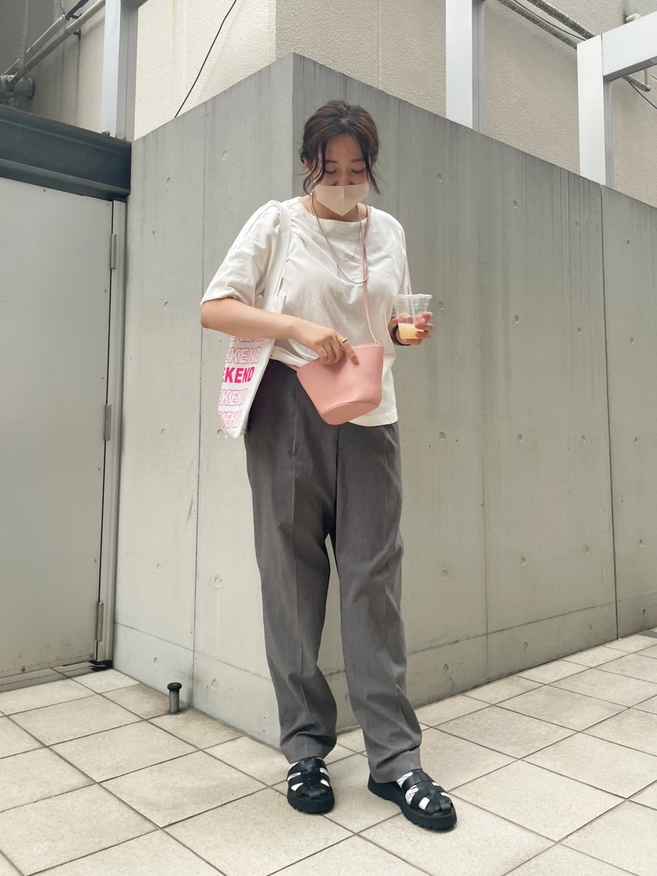 超美品の ユニクロ UNIQLO タックテーパードパンツ ワイドフィット S