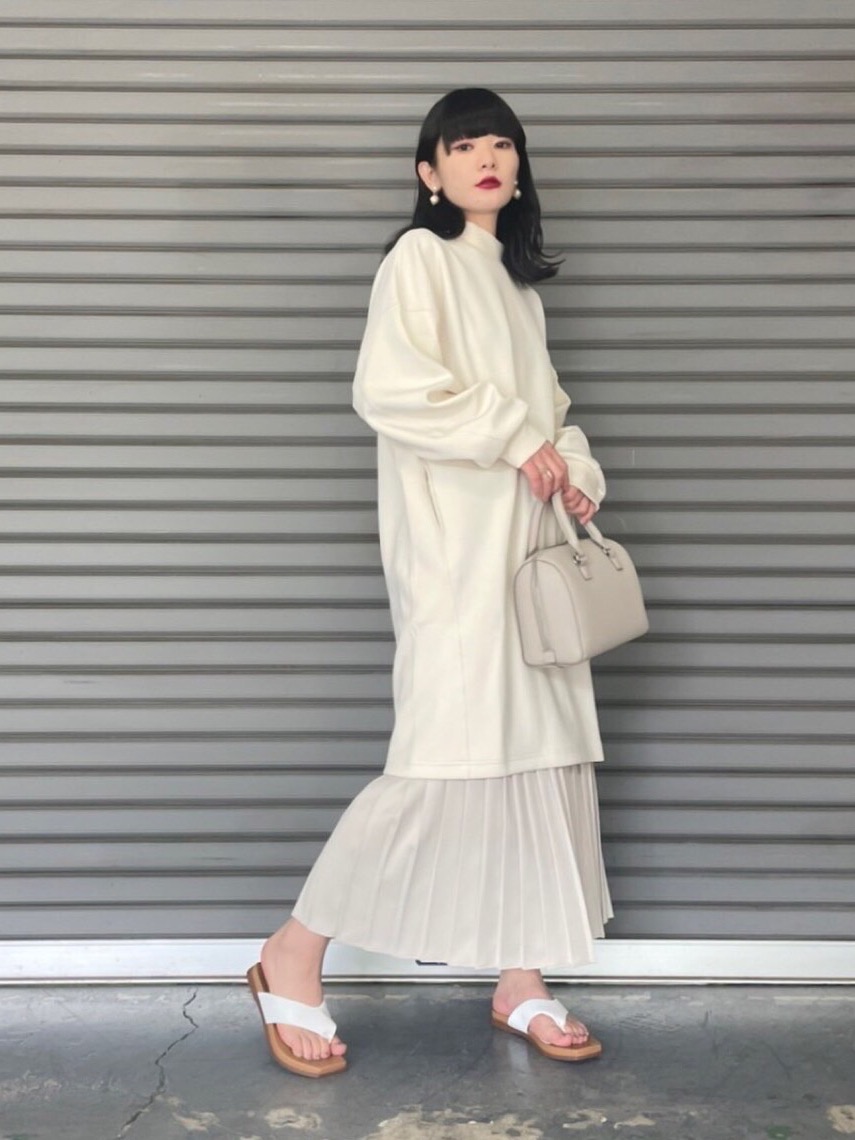 キャミソールフレアワンピース 丈短め 109 119cm コットンギャザーブラウス 長袖 の着用コーディネート ユニクロ