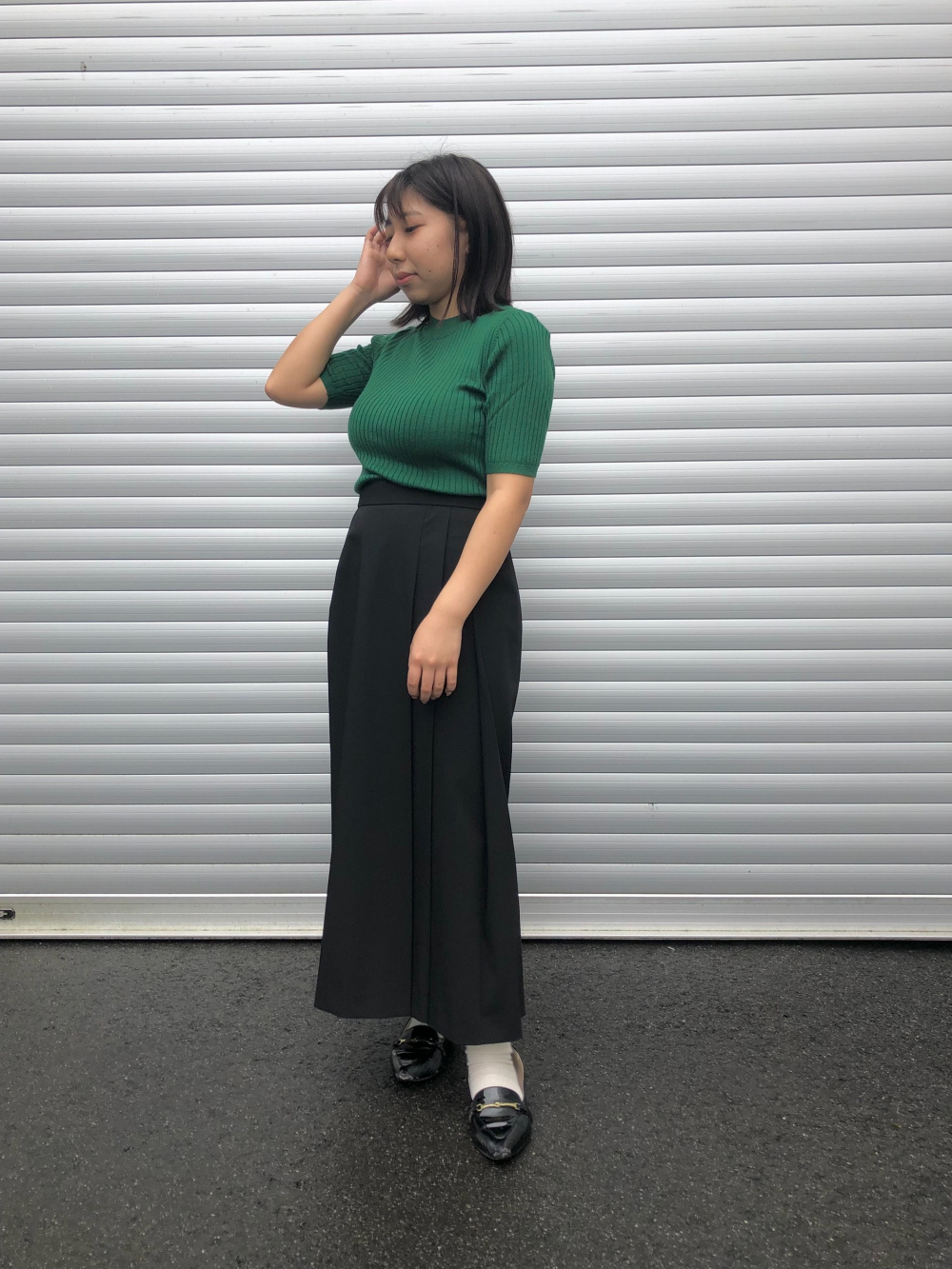 サイドプリーツナロースカート（丈標準81～85cm）」の着用  