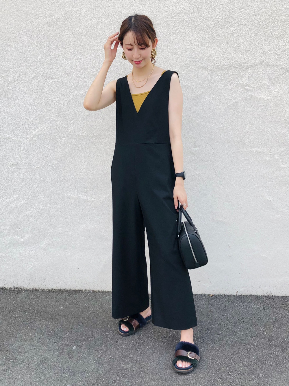 【新品未使用タグ付】UNIQLO Vネックキャミソール ブラック 4点セット Vネックサロペット、シームレスクロップドブラキャミソール」の着用
