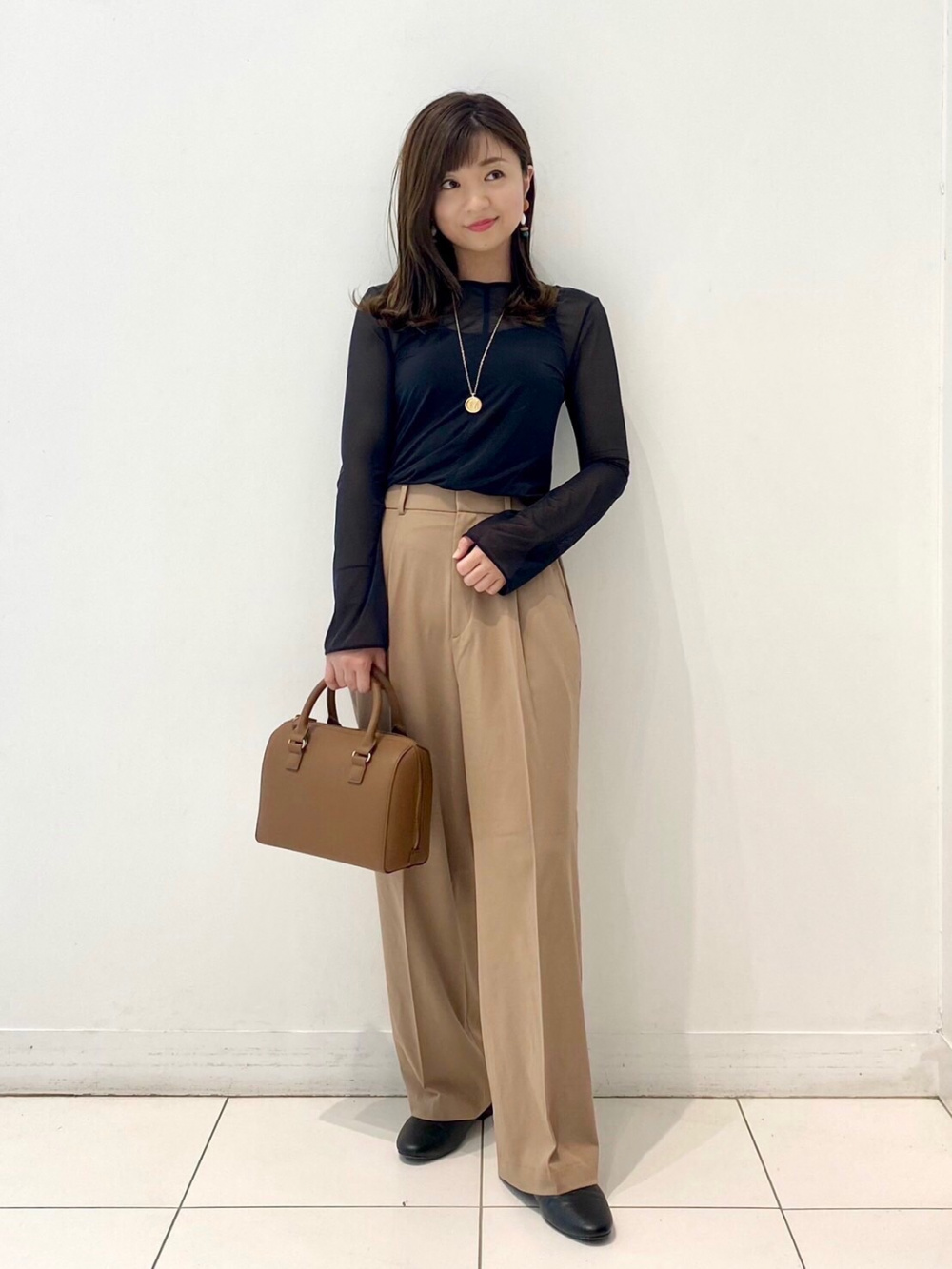 Vネックサロペット シアークルーネックtシャツ 長袖 の着用コーディネート ユニクロ