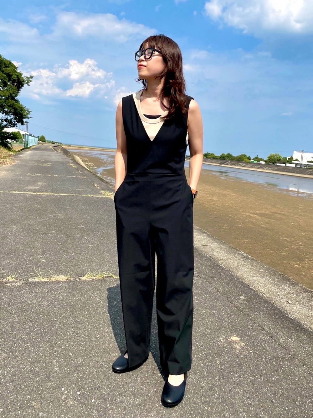 Vネックサロペット ボストンサングラス の着用コーディネート ユニクロ