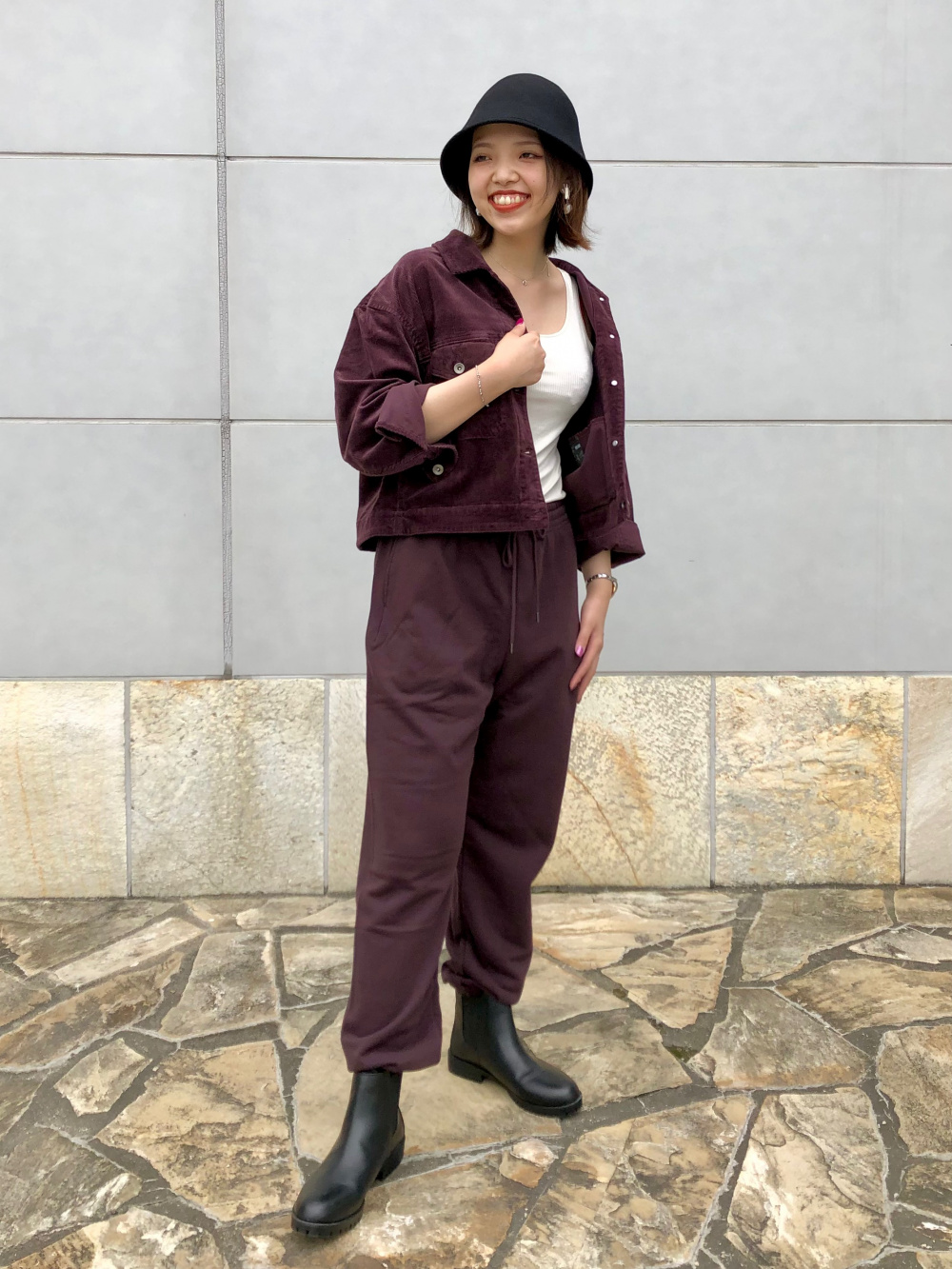 コーデュロイクロップドジャケット、スウェットパンツ（丈標準64～66cm