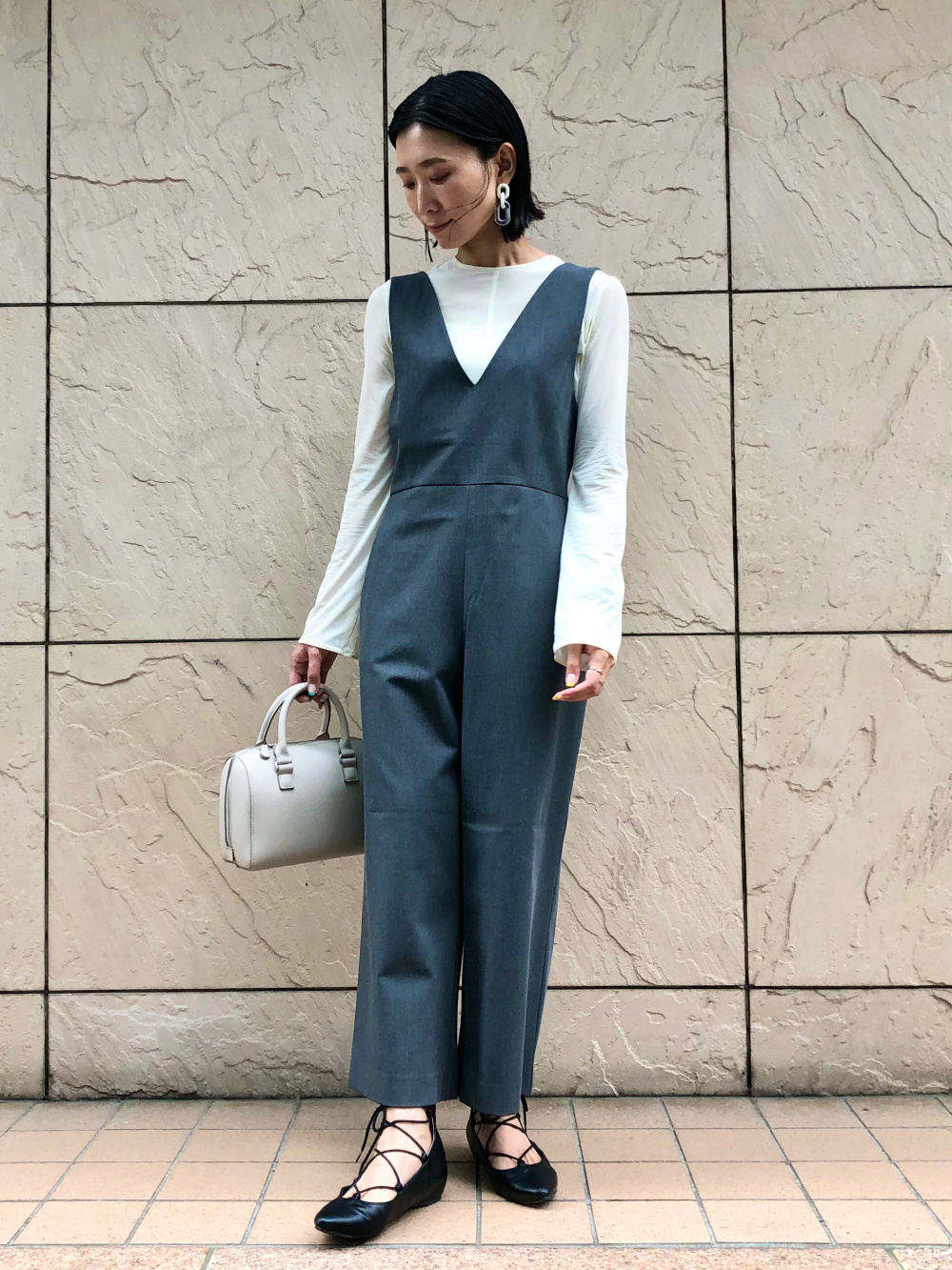 Vネックサロペット、シアークルーネックTシャツ（長袖）」の着用 
