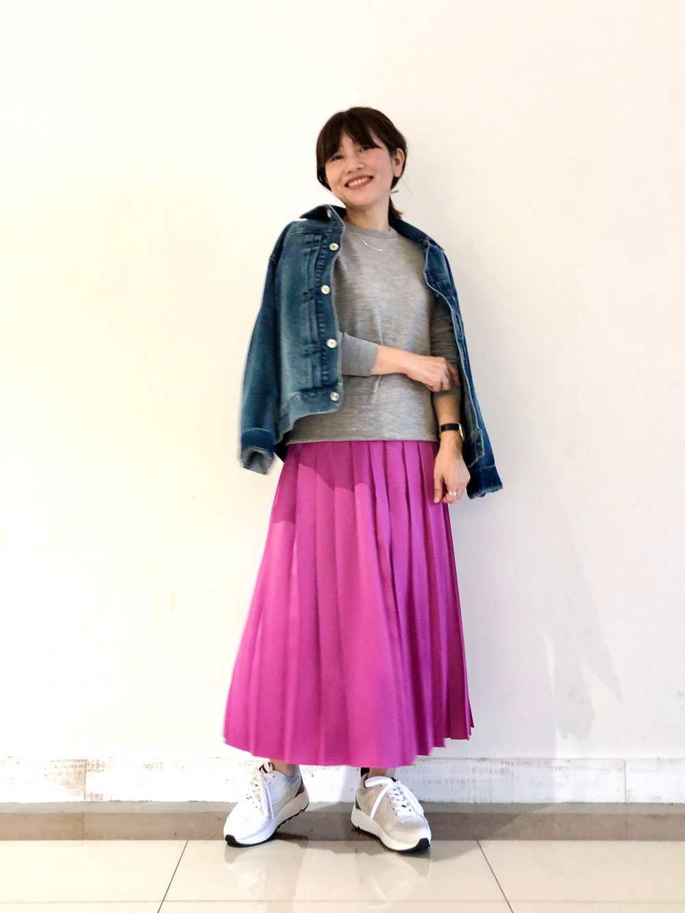 アシンメトリープリーツスカート 丈標準78 cm コンフィールタッチナローバックストラップサンダル の着用コーディネート ユニクロ