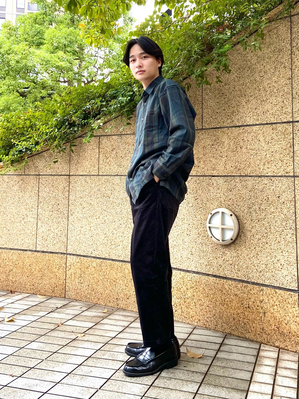 フランネルオーバーサイズチェックシャツ 長袖 コーデュロイイージーアンクルパンツ の着用コーディネート ユニクロ