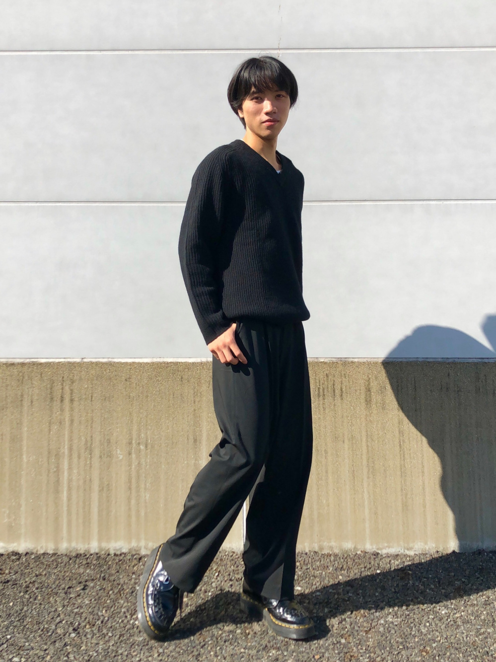 プレミアムラムリブVネックセーター（長袖）」の着用