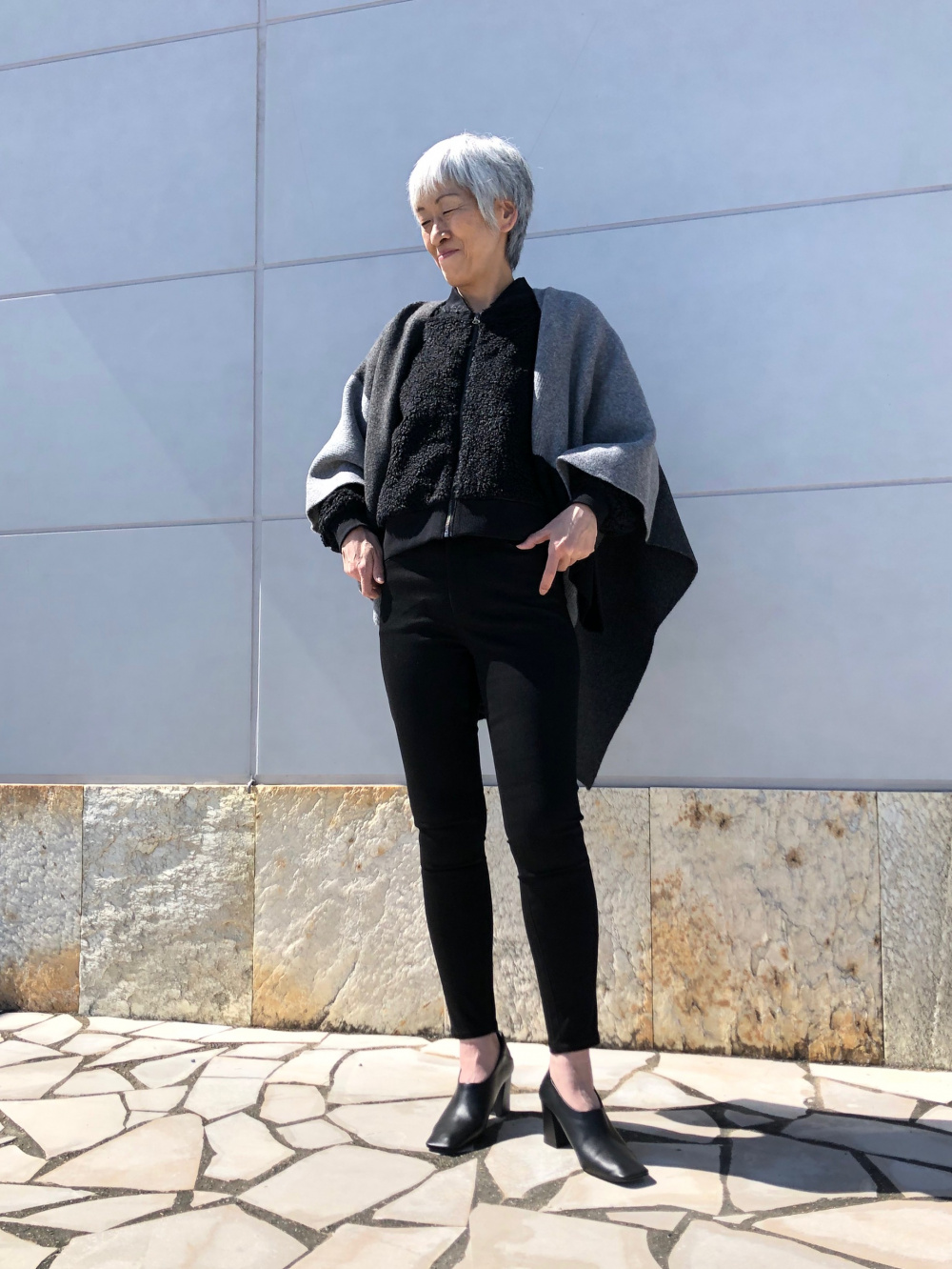 防風アウターフリースリブブルゾン、J BRAND ジェギンス」の着用
