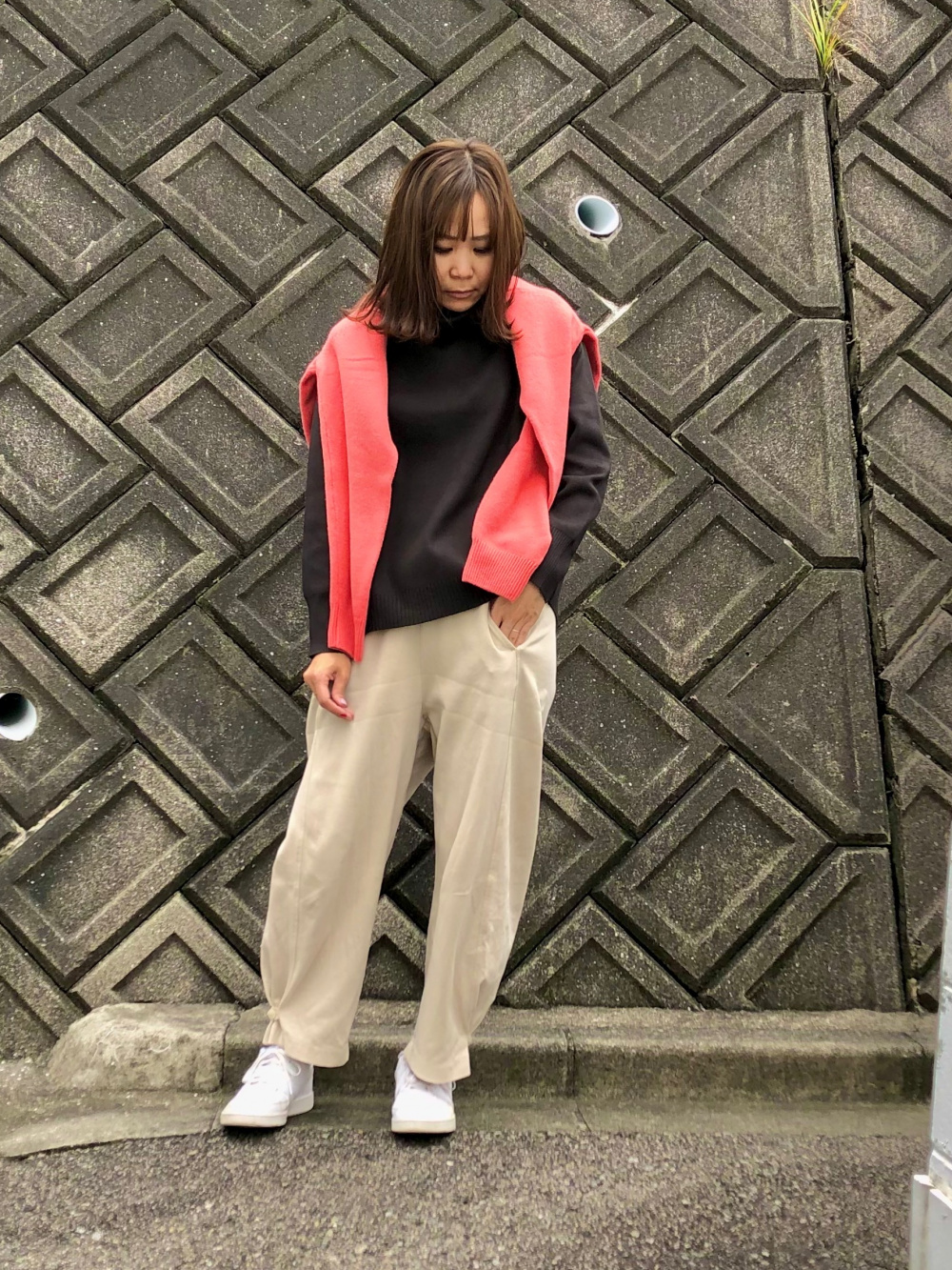 プレミアムラムクルーネックセーター 長袖 コットンフリルシャツ 長袖 の着用コーディネート ユニクロ