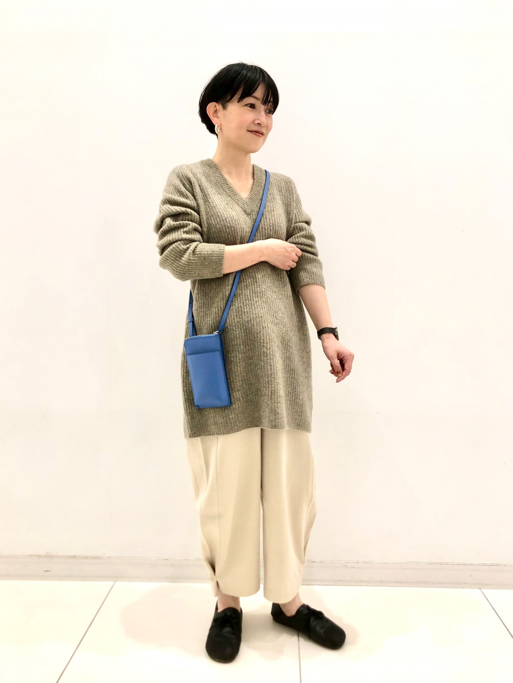 プレミアムラムvネックワンピース 長袖 ジャージーカーブガウチョパンツ の着用コーディネート ユニクロ