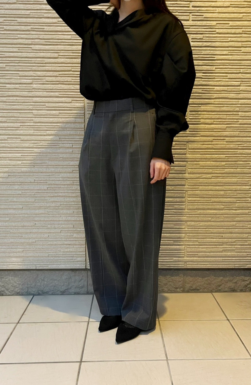 タックワイドパンツ（チェック・丈標準68～70cm）」の着用 