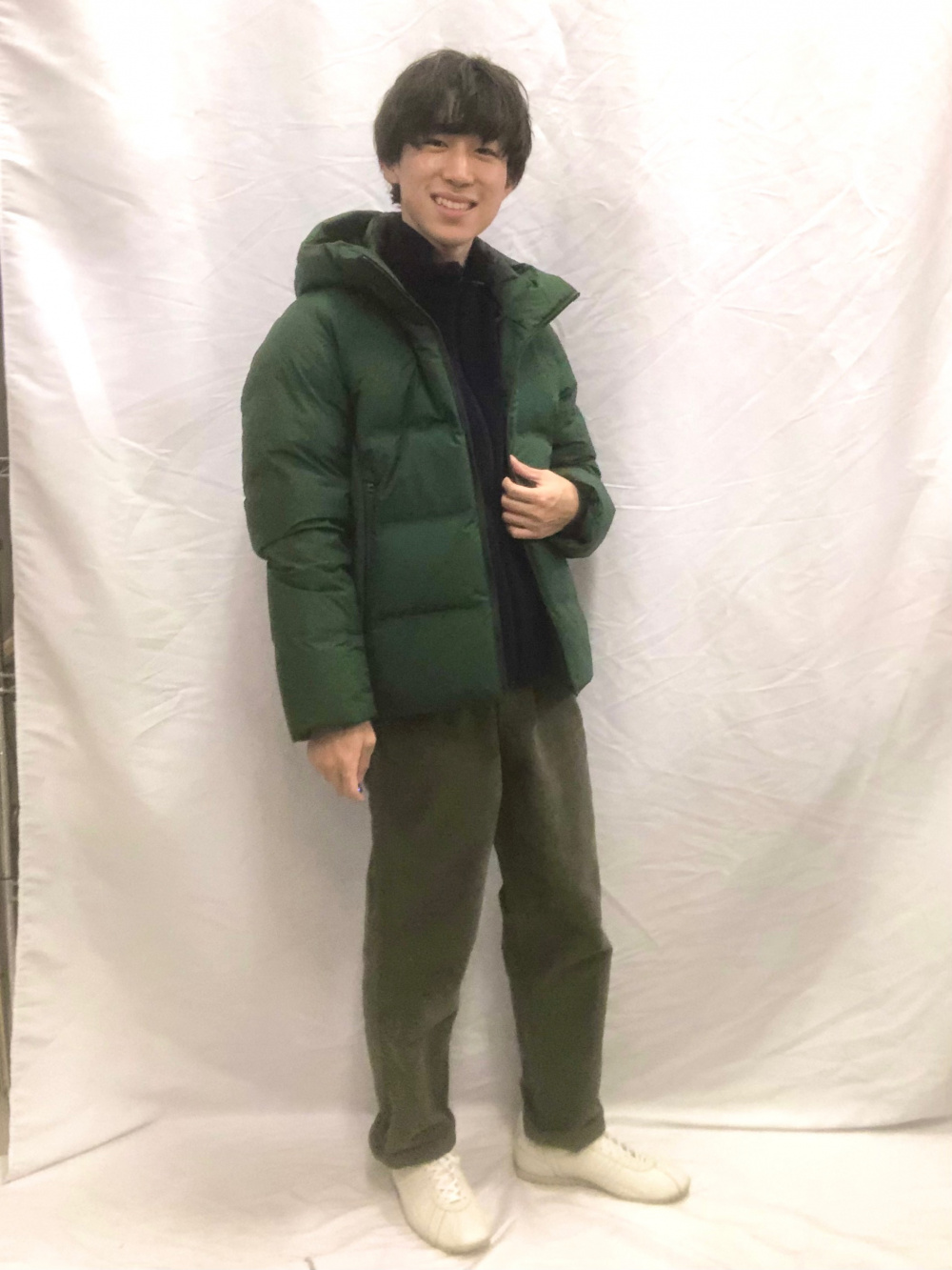 UNIQLO シームレスダウンパーカ/3DカットL ダークグリーン 2022 シームレスダウンパーカ/3Dカット、フリースジャケット」の着用