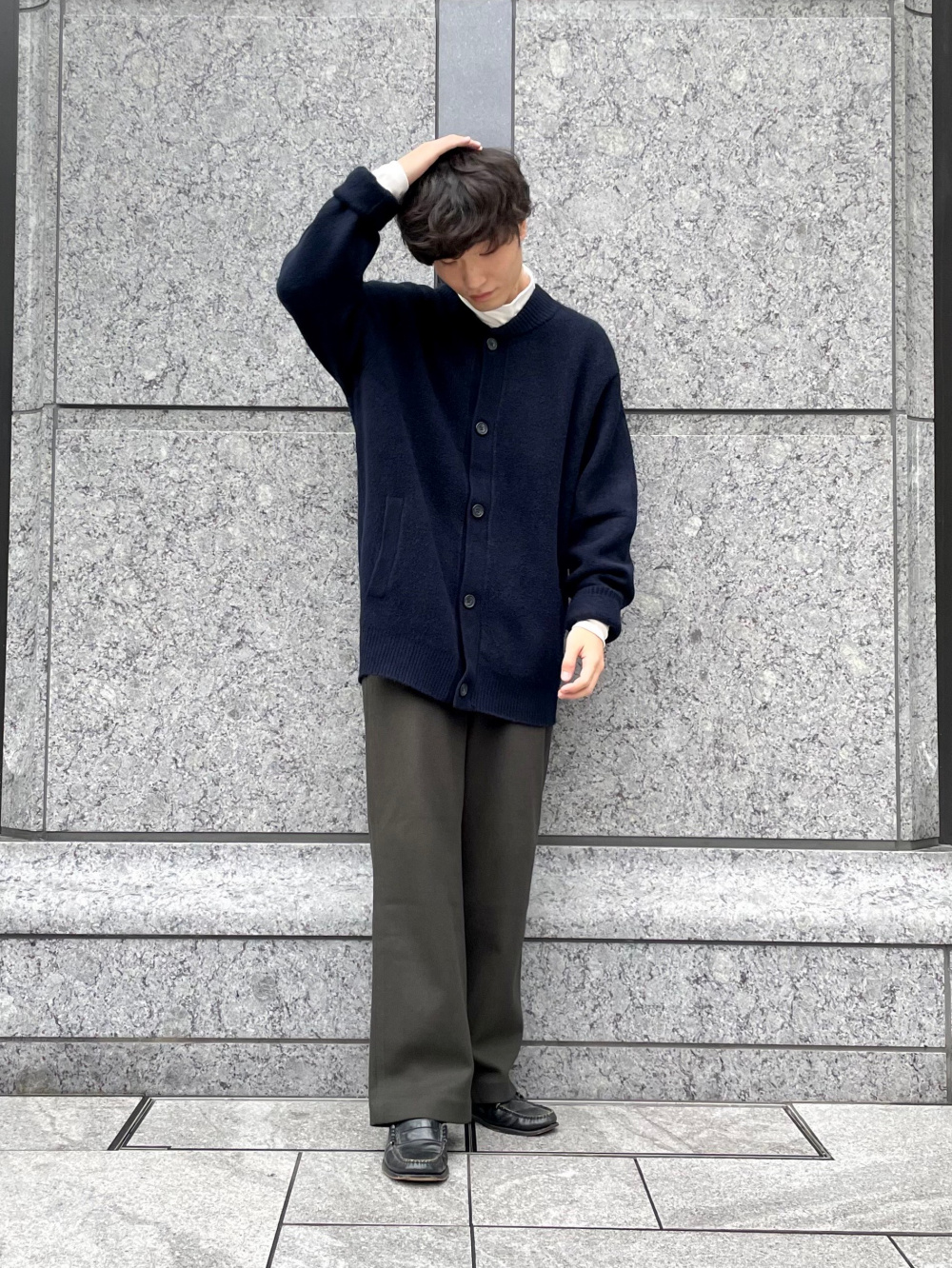 ヒートテックウォームパデッドベスト ローゲージvネックカーディガン 長袖 の着用コーディネート ユニクロ