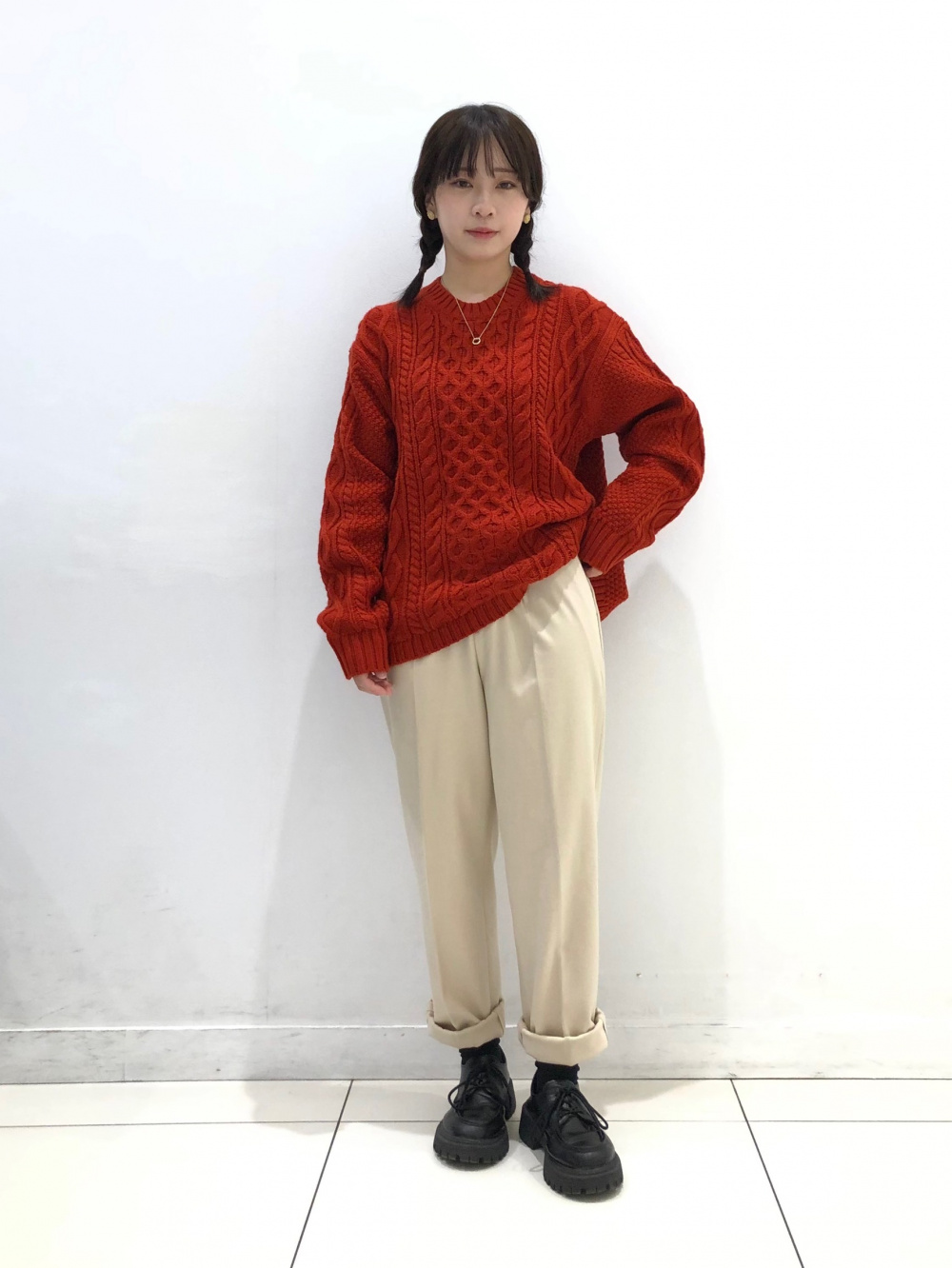 ケーブルクルーネックセーター（長袖）」の着用コーディネート