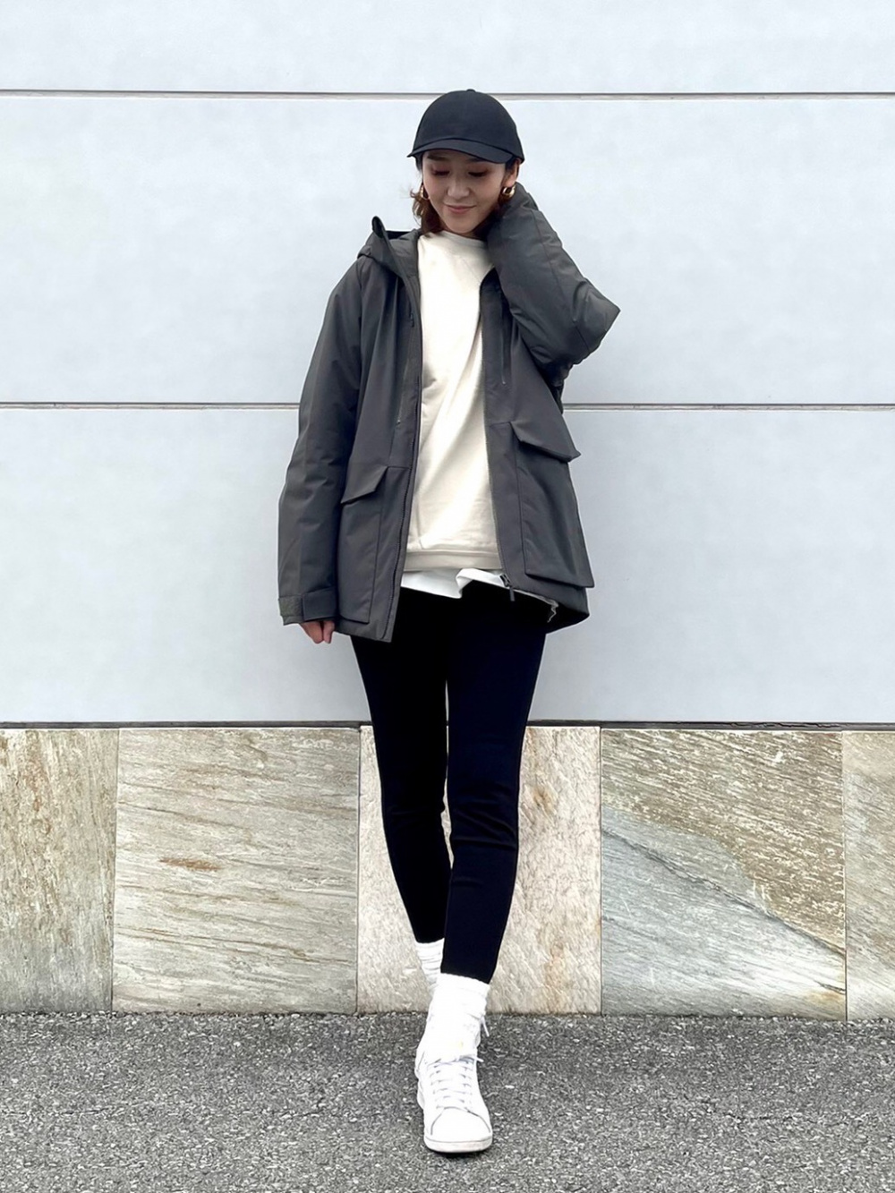 クルーネックT（長袖）、ナイロンフーデット コート」の着用