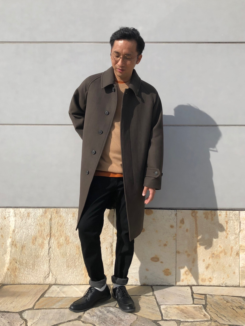 シングルブレストコート、フランネルシャツ/チェック」の着用