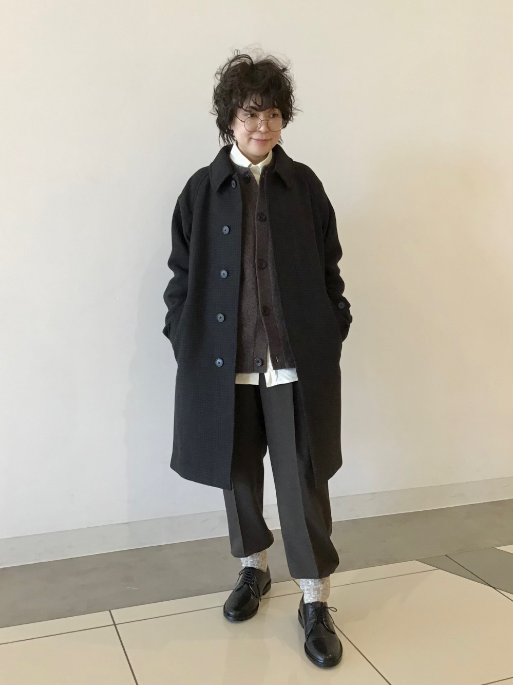 シングルブレストコート、フランネルシャツ/ボタンダウン」の着用