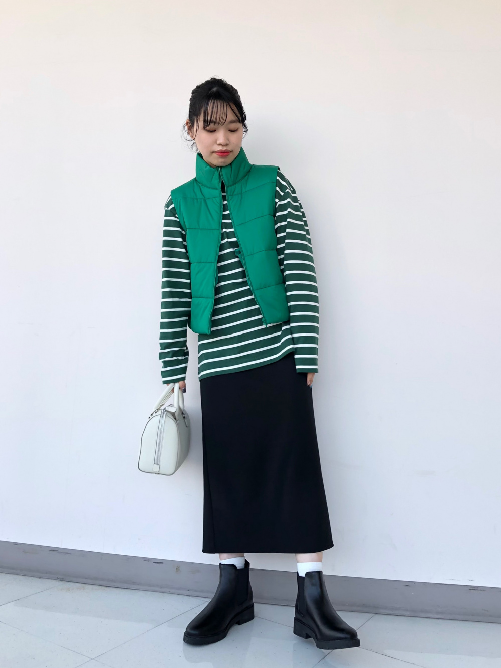 ブロックテックコート、ウルトラライトダウンロングベスト」の着用