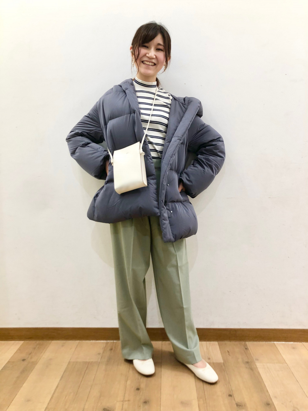 新品タグ付 ユニクロ UNIQLO パウダーダウンショートコート ベージュ M 新品未使用 ユニクロ パウダーフィールダウンショートコート