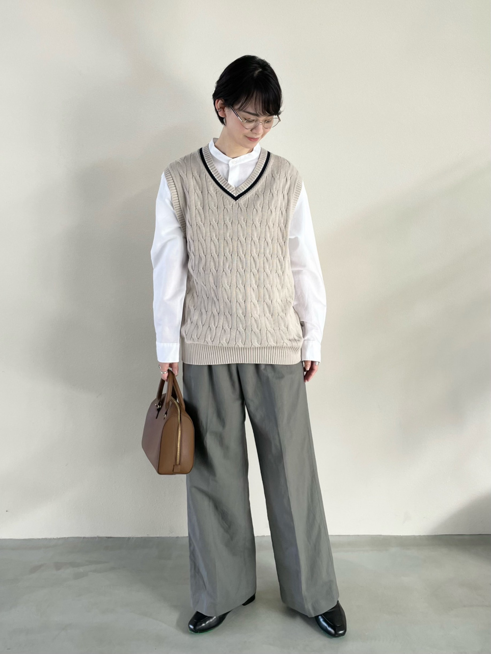 リネンコットンスタンドカラーシャツ（長袖）、ケーブルVネックニット 