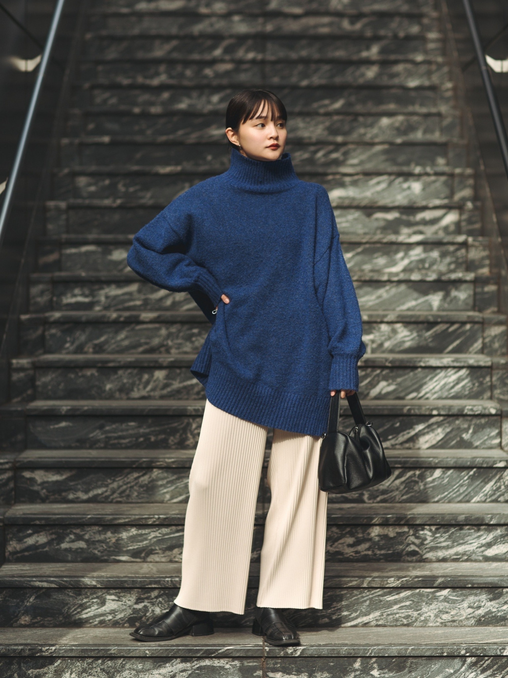 プリーツストレートパンツ（丈標準62.5～64.5cm）」の着用 