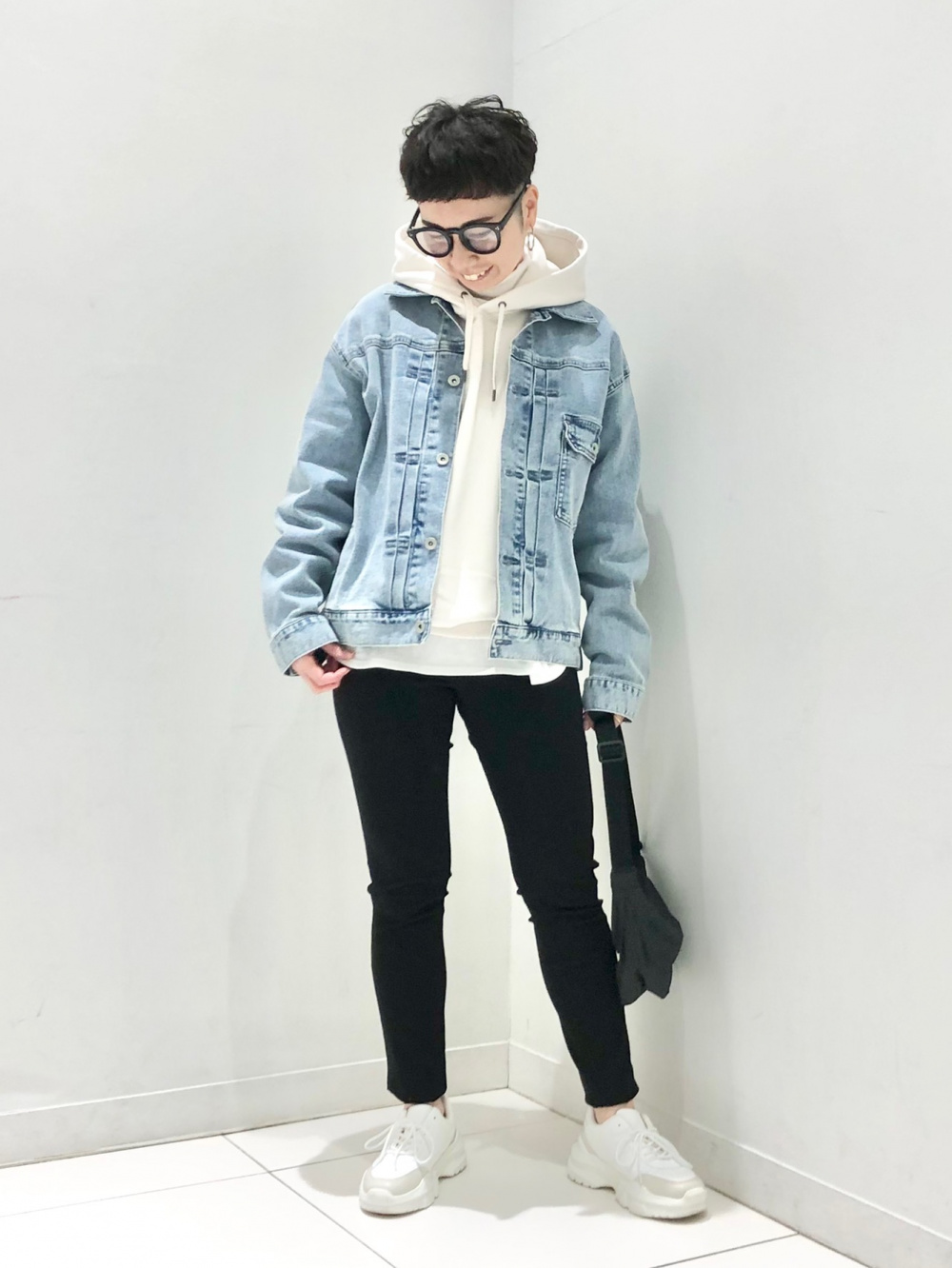 スウェットプルパーカ、デニムジャケット」の着用コーディネート