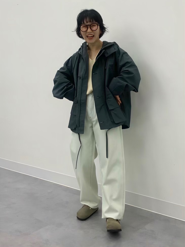 Vネックセーター（長袖）、リラックスパーカ」の着用コーディネート