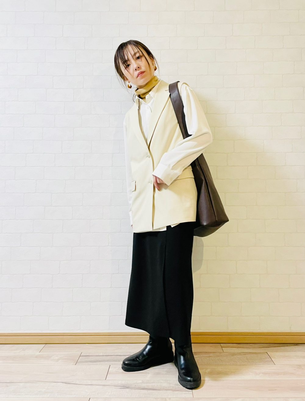 ブロックテックコート、ウルトラライトダウンロングベスト」の着用