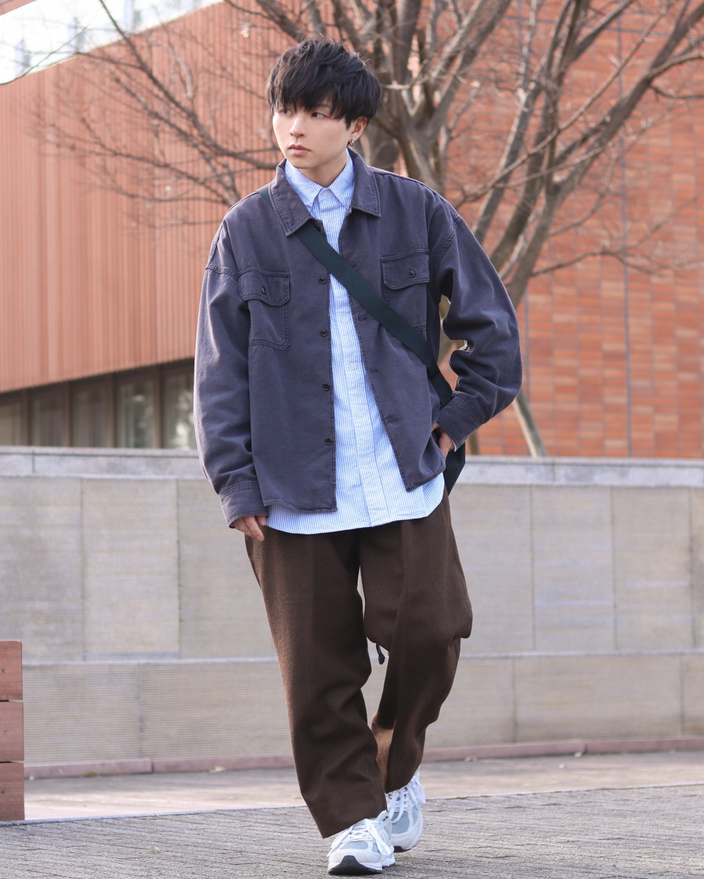 バックドロー ストリング ベスト おしゃれ パンツ コーデ ドロストパンツで作る大人のリラックスカジュアルスタイル