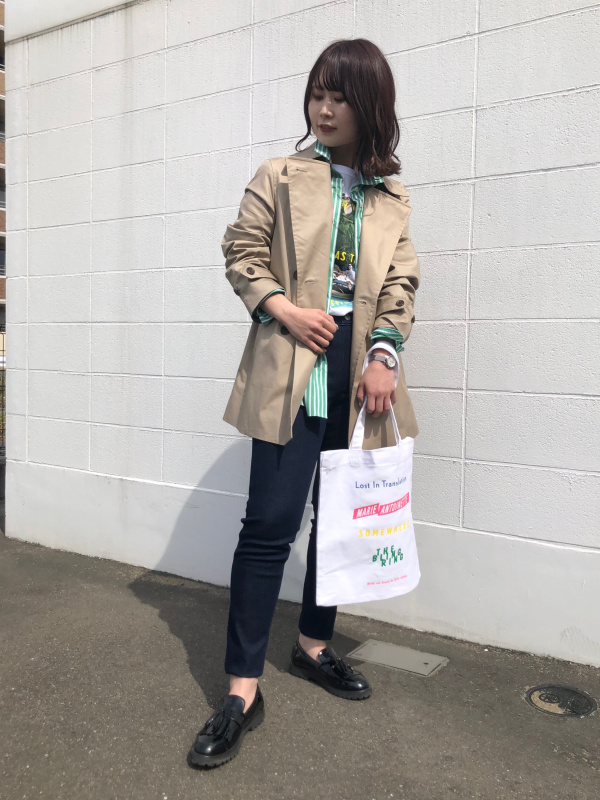 トレンチコートユニクロデニムシャツトップスストレートデニムコーデセットML トレンチコートにデニムシャツ！肌寒さを乗り切る、大人春コーデ
