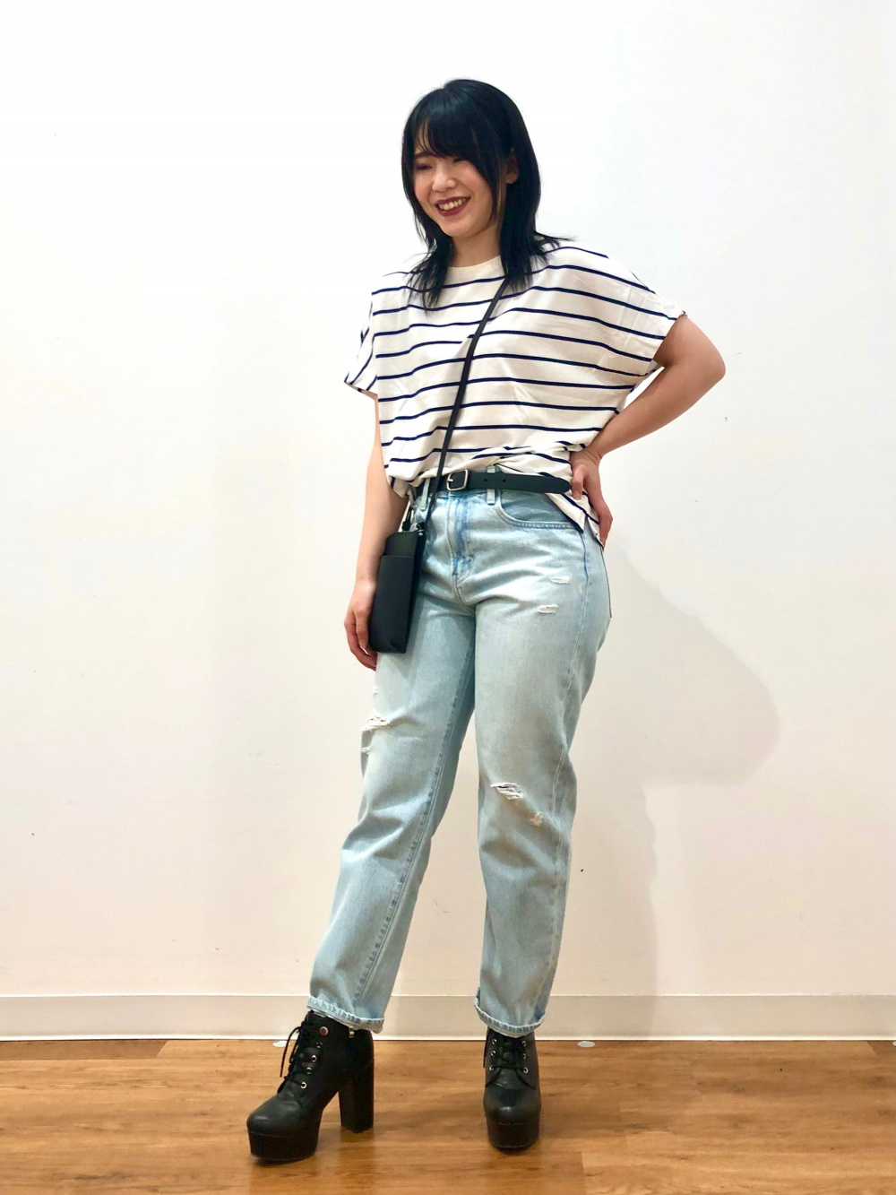 ボーイフレンドテーパードジーンズ（ダメージ・アンクル丈・丈標準66cm