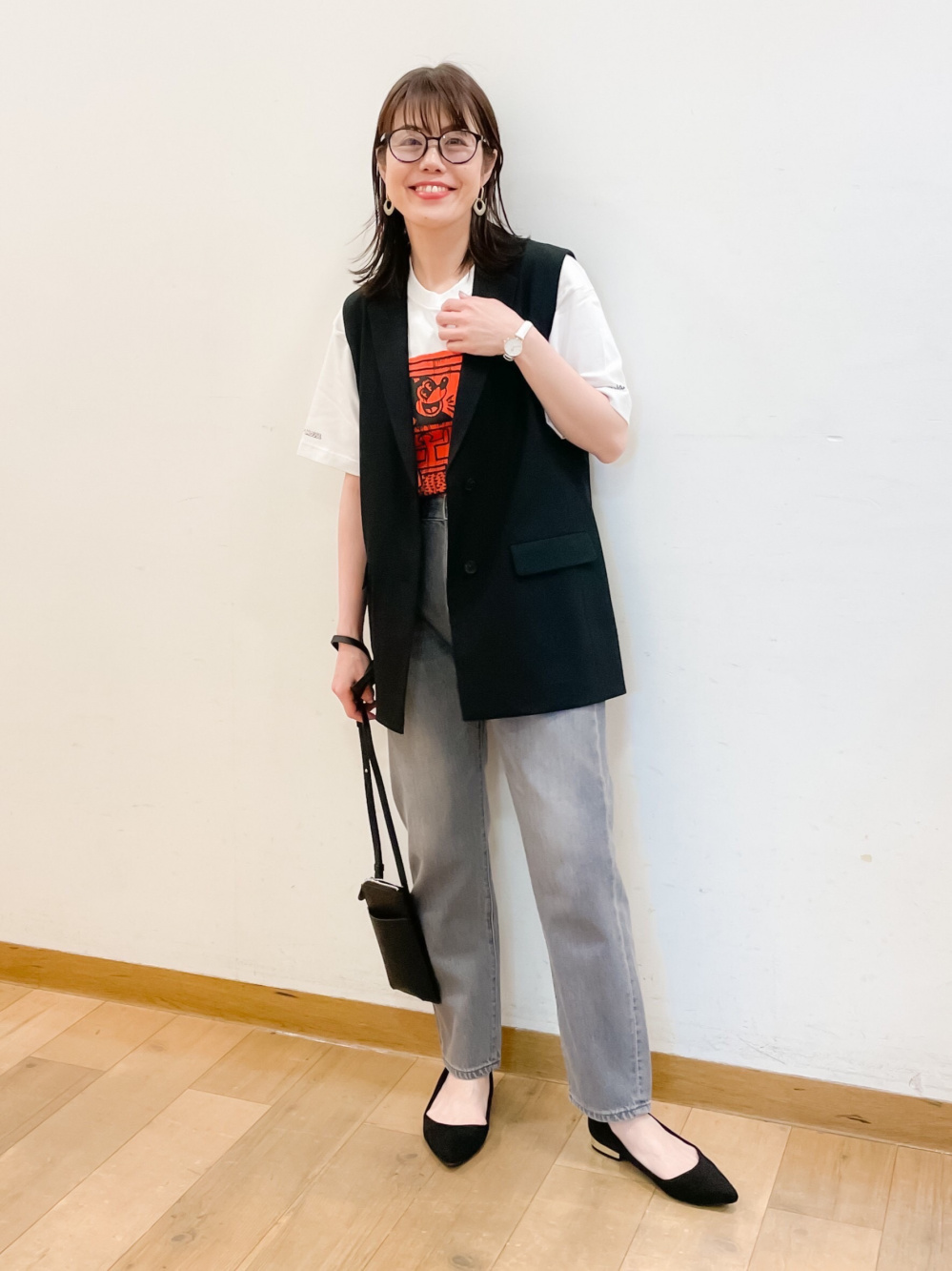 ボーイフレンドテーパードジーンズ（アンクル丈・丈標準66cm）」の着用